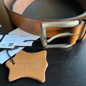 Pieces brown leather belt.